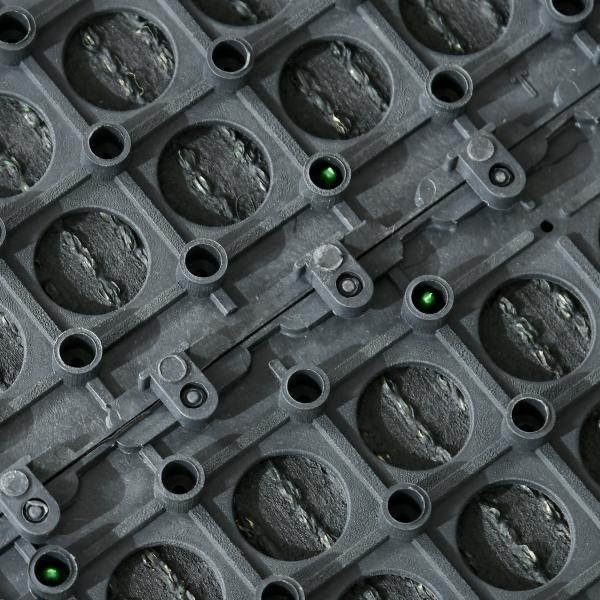 Relva Artificial de 10 Peças Estrado de Relva Sintética 30x30 cm Altura 20 mm Resistente aos Raios UV Verde Escuro