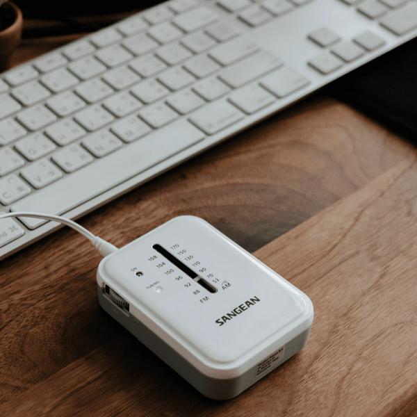 Rádio Portátil Sangean Branco AM/FM