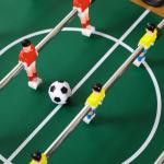 Mesa de Matraquilho para Crianças e Adultos Matraquilho 69x37x70cm com 2 Bolas 6 Hastes Metálicas 2 Placares de Pontos 18 Jogadores Pés Dobrável para Familias Festas Madeira