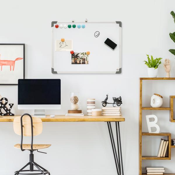 Quadro Magnético com Estrutura de Liga de Alumínio 60x45cm Quadro Magnético com Apagador 4 Marcadores e 10 Ímás Branco