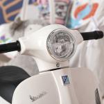 Mota Elétrica Vespa 6V com Farol Buzina e Rodas Auxiliares para Crianças de 18 - 36 Meses Branco 66,5x38x52 cm