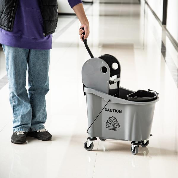 Balde de Esfregona Comercial com Espremedor de Pressão para Baixo Capacidade 36L com 4 Rodas 2 Cubetas 54x41x91,5 cm Cinza