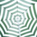 Chapéu de Sol de Praia Ø180cm com Teto Inclinável e Mastro de Metal Proteção Solar para Jardim Terraço Exterior Listras Verdes e Branco