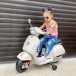 Mota Elétrica para Crianças com Licença Vespa com Música Velocidade 2 - 3 km/h e Buzina 102x50,5x75,5 cm Branco