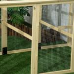 Galinheiro para Exterior 140x88,5x106 cm para 1 - 3 Galinhas com Estrutura de Madeira e 2 Portas com Fechadura Madeira Clara