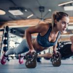 Peso Russo de 8 kg Kettlebell Preenchido de Areia com Punho Largo e Antiderrapante para Trenos em Casa e Ginásio 22x17x24 cm Preto
