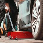 Macaco Hidráulico para Carros de 2 Toneladas com Altura Ajustável 12 - 30 cm e 4 Rodas para Apoiar Carros Vermelho e Cinza