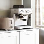 Armário de Cozinha com 2 Portas de Vidro Bancada Ampla para Micro - ondas Compartimentos Abertos Prateleiras Ajustáveis Branco