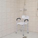 Cadeira para Duche Antiderrapante com Altura Ajustável em 6 Níveis Apoio para os Braços e Encosto 51,5x51,5x71 - 84 cm Branco