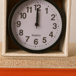 Relógio de Mesa Analógico – Preto (Quartzo)