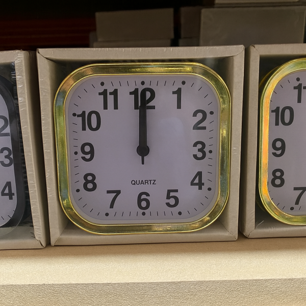 Relógio de Mesa Analógico Quadrado – Moldura Dourada (Quartzo)