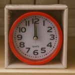 Relógio de Mesa Analógico – Vermelho (Quartzo)