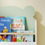 Estante Infantil 3 Níveis Design de Ursinho Cantos Arredondados e Barreiras de Segurança para Livros e Brinquedos Verde