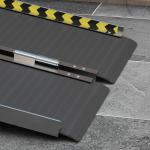Rampa para Cadeira de Rodas Dobrável Portátil com Autocolantes Reflectores Carga 272 kg 91x73,6x5,1 cm Preto