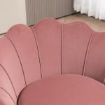 Poltrona de Sala Estofada em Veludo com Encosto em Forma de Concha e Pernas Douradas 76x67x74 cm Rosa