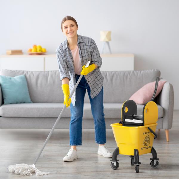 Balde de Esfregona com Rodas Espremedor Desmontável de Pressão para Baixo Capacidade 26 L Inclui Esfregona e Asa 45x31x90 cm Amarelo