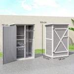 Armário de Jardim de Madeira 75x56x115cm para Ferramentas com 3 Prateleiras Interiores Porta com Trava e Teto Asfáltico Cinza