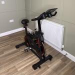 Bicicleta Estática com Resistência Ajustável Volante de Inércia de 8 kg Ecrã LCD Guiador e Assento Ajustável 103x53x100 - 114 cm Preto e Vermelho