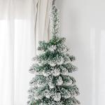 Árvore de Natal Estreita Nevada 240 cm com 603 Ramos e Suporte Metálico Dobrável para Sala de Estar, Interior, Verde