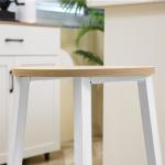 Conjunto de 2 Bancos Altos de Cozinha Bancos de Bar com Pés de Aço e Apoio para os Pés 32,5x32,5x65cm Madeira e Branco