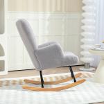 Poltrona Baloiço em Borrego Poltrona para Amamentação com Encosto Capitonê e Base de Madeira 65x88x87 cm Cinza Claro