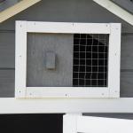 Galinheiro de Madeira para Exterior Gaiola para 2 - 3 Galinhas com Cercado de Arame Teto Abatível Caixa Ninho Bandeja Removível e Rampa 150,5x54x87cm Cinza e Branco