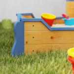 Caixa de Areia Infantil de Madeira Desenho de Galeão com Assento 2 Degraus Bandeira Vermelha e Leme Caixa de Areia de Jardim para Crianças acima de 3 Anos 158x78x45,5cm Natural