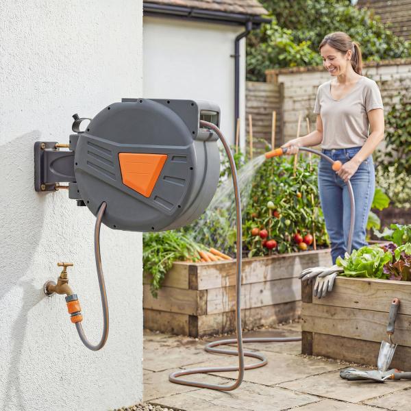 Carretel de Mangueira para Jardim 20+1,6 m com Bocal de 2 Modos Bloqueio Automático e Retracção Orientável 180° Laranja