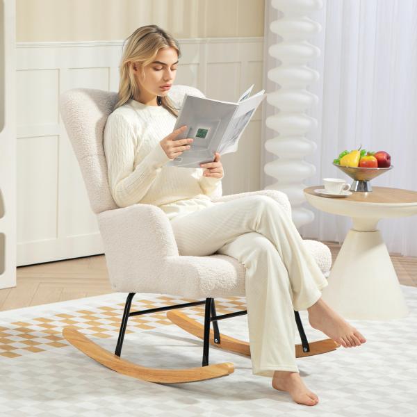 Poltrona Baloiço em Borrego Poltrona para Amamentação com Encosto Capitonê e Base de Madeira 65x88x87 cm Creme