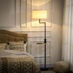Candeeiro de Pé com Mesa Auxiliar Lâmpada E27 Máx. 40W Ecrã de Linho Interruptor de Corrente e Carregador USB Ø40x168cm Preto e Madeira