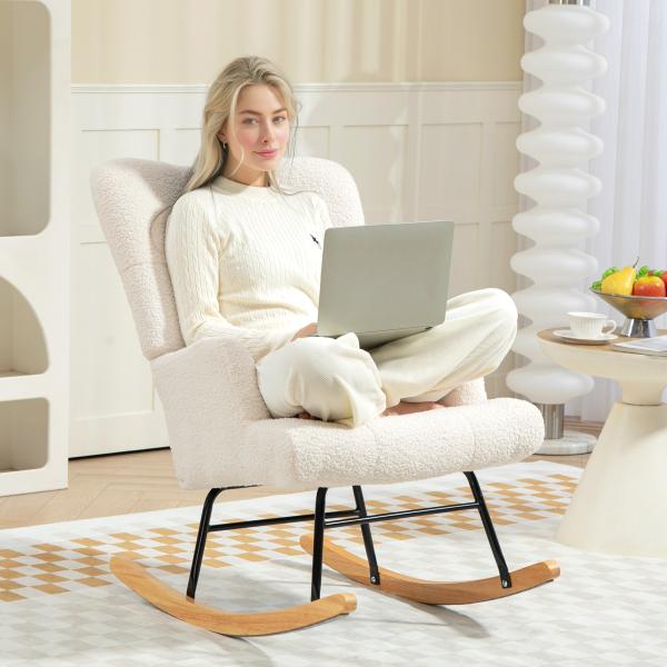 Poltrona Baloiço em Borrego Poltrona para Amamentação com Encosto Capitonê e Base de Madeira 65x88x87 cm Creme