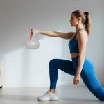 Kettlebell 14 kg Peso Russo com Revestimento de PU e Enchimento de Areia para Treinamento 26x18x32 cm Vermelho e Cinza