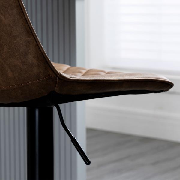 Conjunto de Bancos de Bar Estofados em PU Bancos Altos de Sala de Jantar com Altura Ajustável Assento Giratório e Apoio para os Pés Carga Máxima 120kg 46,5x51x86 - 106cm Marrom