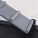 Coelheira de Madeira Exterior Gaiola para Coelhos de 2 Níveis com Teto Asfáltico 2 Cercados de Metal Bandeja Removível 3 Portas e Rampa 157,4x53x93,5 cm Cinza