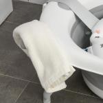 Banheira para Bebé Recém Nascido até 3 Anos Dobrável 30 Litros com Tampa Termossensível e Almofada Confortável Almofadas Antiderrapantes 81,5x50,5x23,5cm Cinza e Branco