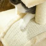 Arranhador para Gatos Médio de 3 Níveis com Postes de Sisal Placa para Arranhar e Bola Suspensa 40x35x72 cm Creme