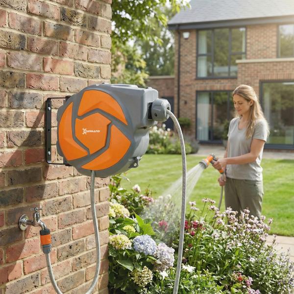 Mangueira Retrátil de Parede com Carretel de 10+1 m com Retorno Automático e Bocal de 7 Funções Giratório a 180°