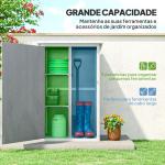 Armário de Jardim de Madeira 75x56x115cm para Ferramentas com 3 Prateleiras Interiores Porta com Trava e Teto Asfáltico Cinza
