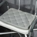 Cadeira de Duche para Idosos com Encosto Apoios de Braço Altura Ajustável Almofada Acolchoada Removível 53,5x52x80 - 90 cm Branco