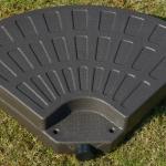 Base para Chapéu de Sol em 4 Partes Recarregável com Areia ou Água Desmontável para Jardim Pátio Ar Livre 100x100x10,5cm Marrom