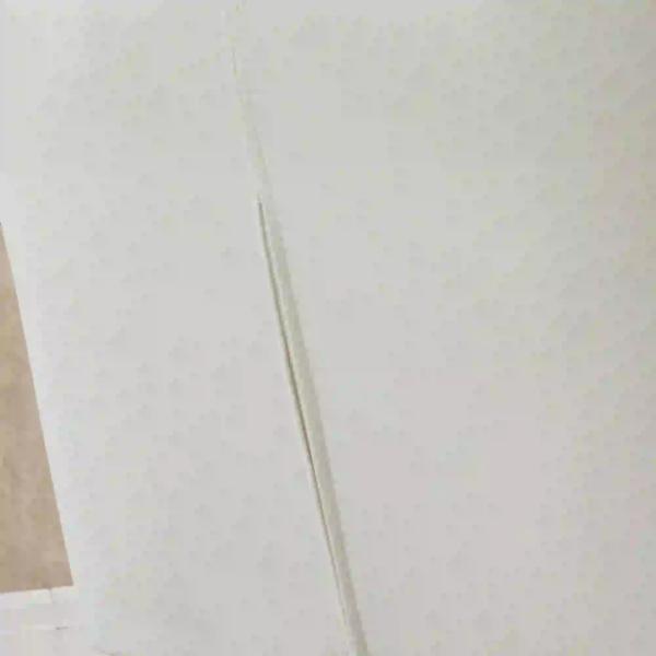 Poltrona de Sala de Estar Estofada em Veludo Poltrona Relax Moderna com Apoio para os Braços Acolchoados Pés de Madeira e Base Cruzada para Dormitório 67x65x74cm Branco Creme
