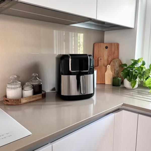 Fritadeira sem Óleo 6,5L 1700W Fritadeira de Ar Quente com 8 Programas Tela LED Tátil Temperatura Ajustável Temporizador e Cesta Antiaderente 36,5x29x33,8cm Preto