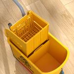 Balde de Limpeza com Esfregona e Rodas Capacidade de 20 L Sistema de Escurridor e Pega de Transporte 45x26,5x70 cm Amarelo