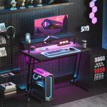 Secretária Gaming com Luzes LED 100x60 cm Tomadas de Corrente Suporte para Monitor Prateleiras e Comando Remoto Preto
