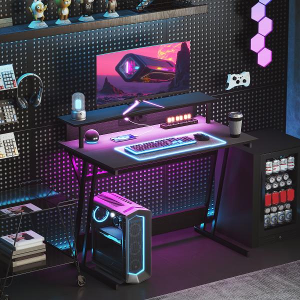 Secretária Gaming com Luzes LED 100x60 cm Tomadas de Corrente Suporte para Monitor Prateleiras e Comando Remoto Preto