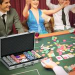 Conjunto de Póquer Profissional com 300 Fichas de 11,5 g 2 Baralhos de Cartas 5 Dados Tapete e Botão de Crupiê para 7 - 8 Jogadores com Fechadura Prata