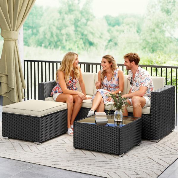 Conjunto de Móveis de Vime de Jardim 3 Peças Sofá de 3 Lugares com Almofadas e Mesa de Centro com Bancada de Vidro Preto e Bege