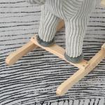 Baloiço Infantil de Cavalo para Crianças acima de 3 Anos Baloiço de Pelúcia com Sons de Relinchos e Galopes e Base de Madeira 73x35x64cm Azul e Cinza