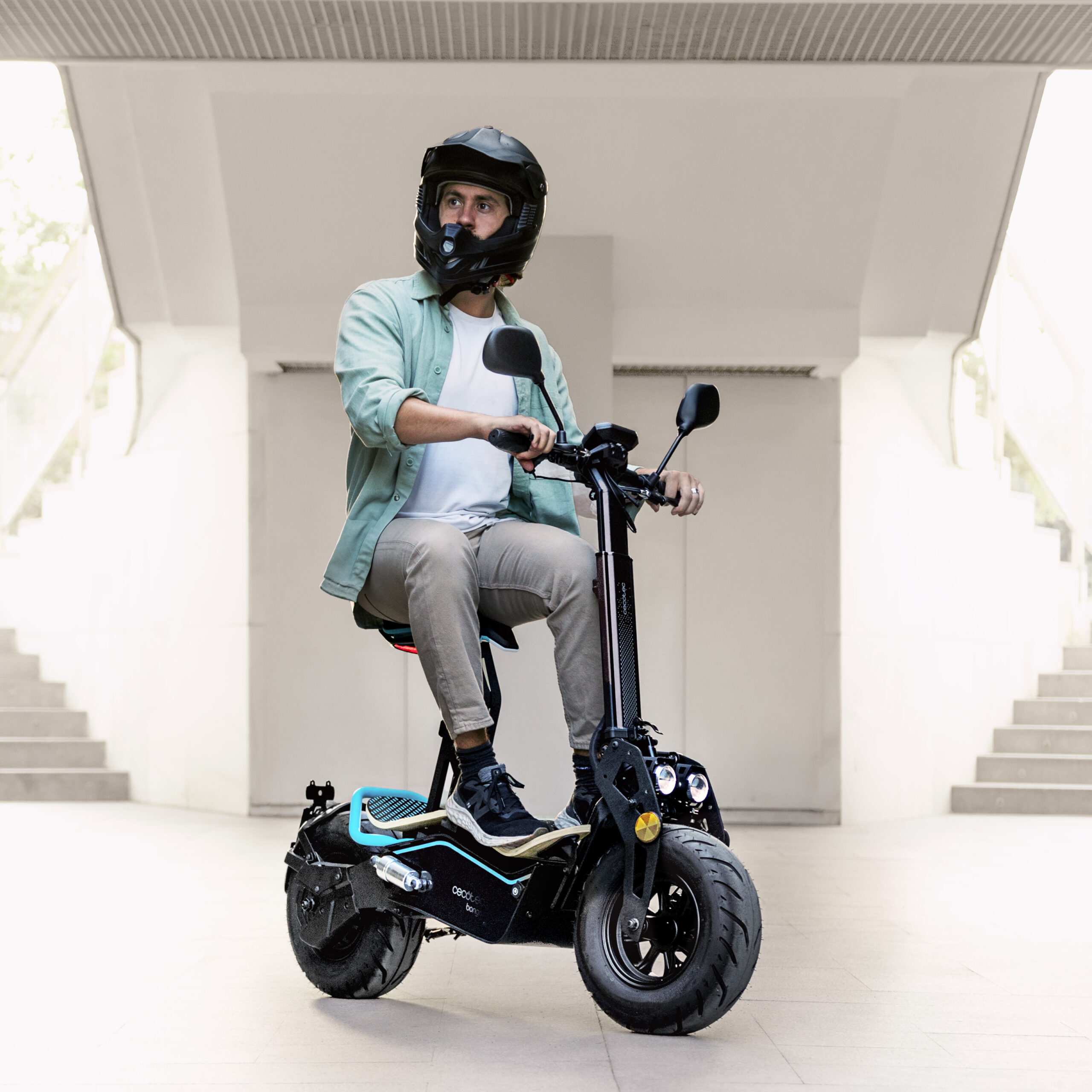 07320_Ciclomotor_eleCC81ctrico_Makalu_Pro_HL_01_8n3hdx